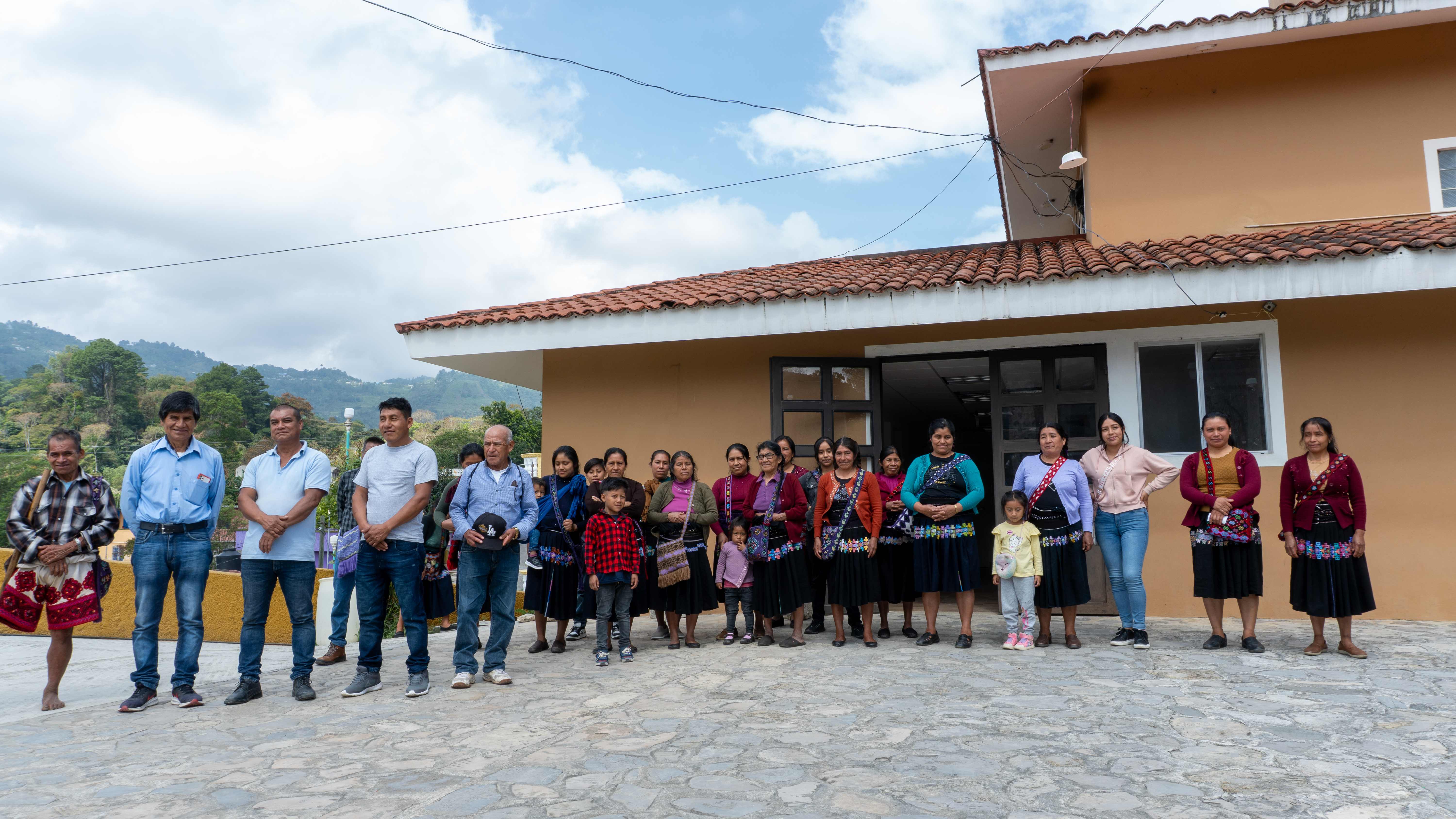 Grupo de miembros de la comunidad reunidos fuera de la clínica Esquipulas.