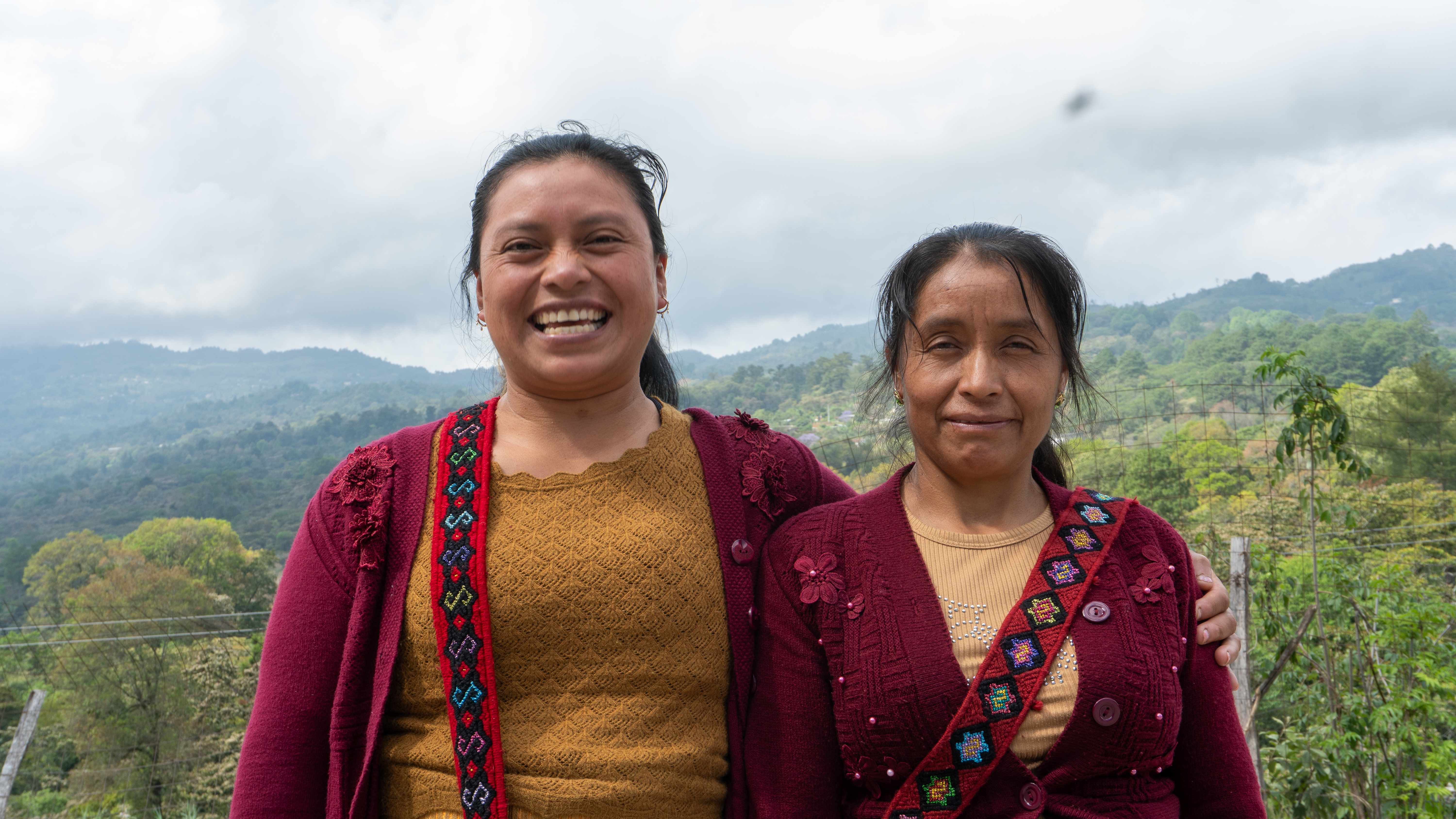 Dos mujeres de la comunidad sonriendo, beneficiarias de Fundación Esquipulas.