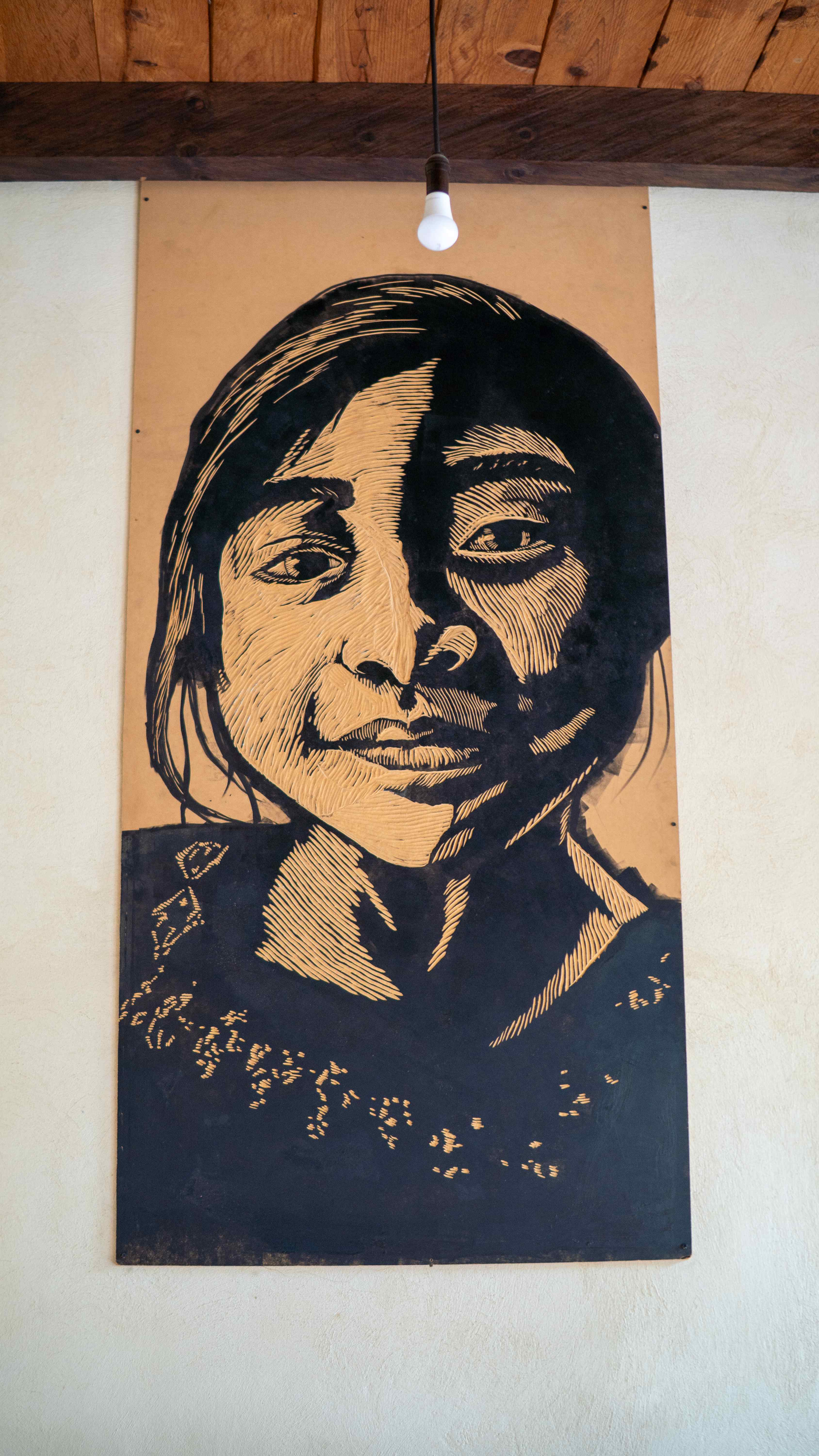 Retrato artístico de una mujer indígena en la Fundación Esquipulas.