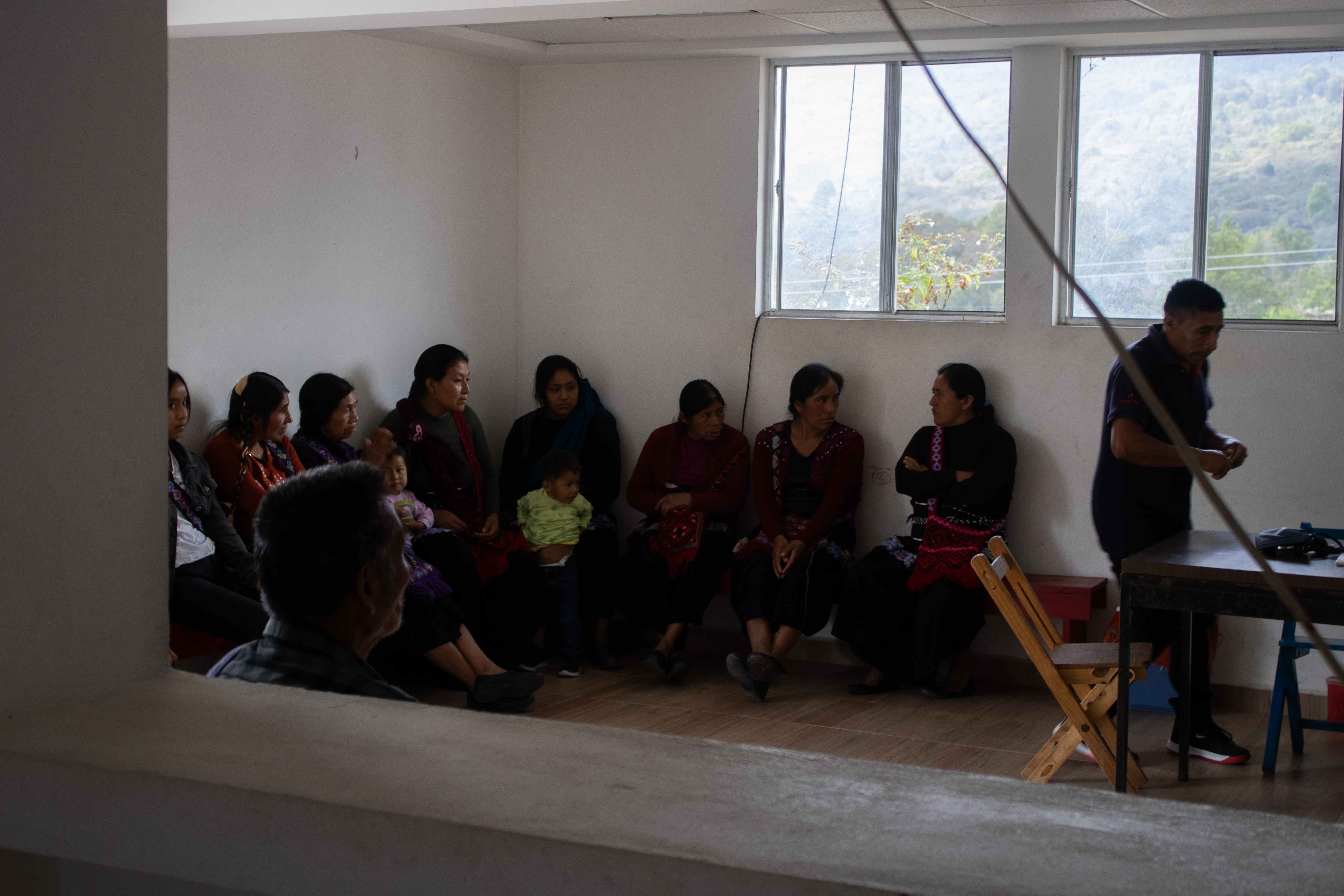Pacientes esperando atención en la sala de espera de la clínica.